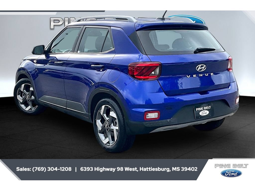 Used 2023 Hyundai Venue SEL FWD image 2