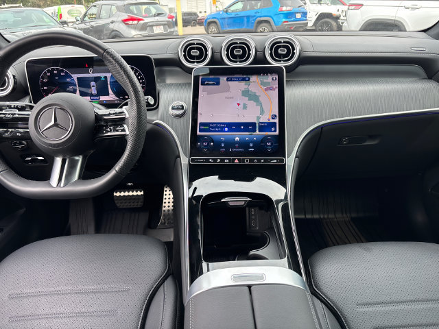 Used 2025 Mercedes-Benz GLC 350e 4MATIC image 10