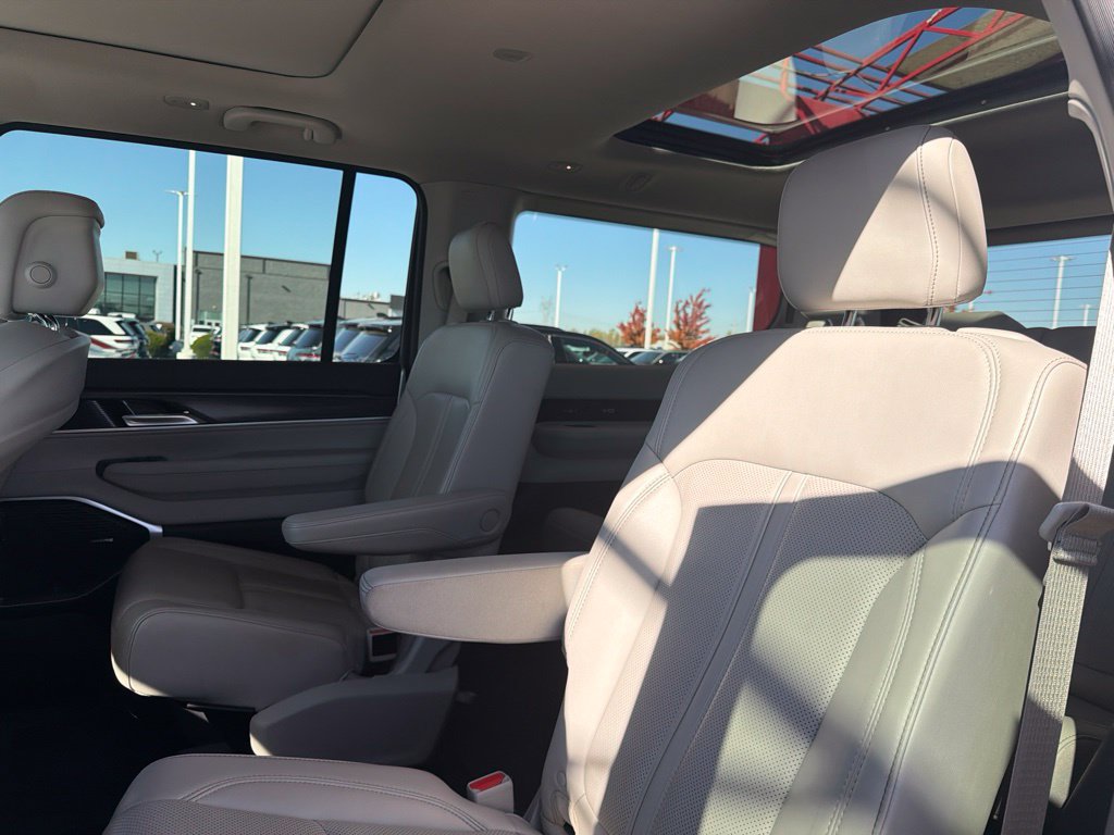 Used 2023 Jeep Wagoneer Series II w/ Premium Group I AWD/4WD image 17