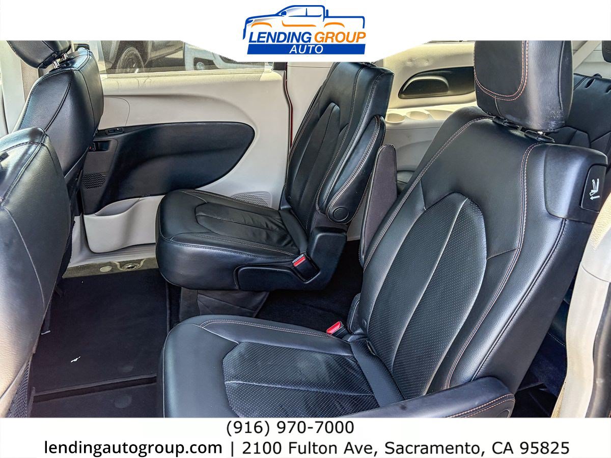 Used 2018 Chrysler Pacifica Touring-L FWD image 17