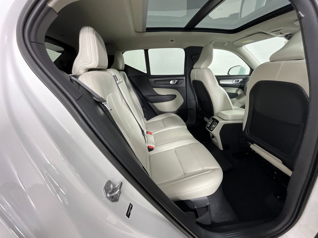 Used 2021 Volvo XC40 T5 Momentum w/ Premium Package image 23