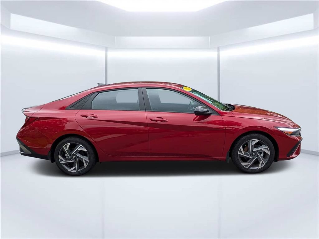 Used 2025 Hyundai Elantra Sport FWD image 3