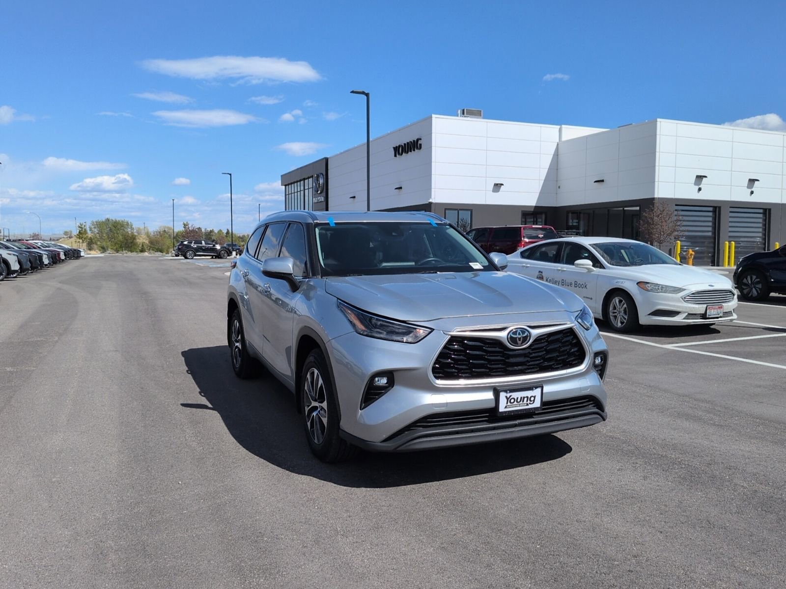 Used 2021 Toyota Highlander XLE AWD/4WD image 1