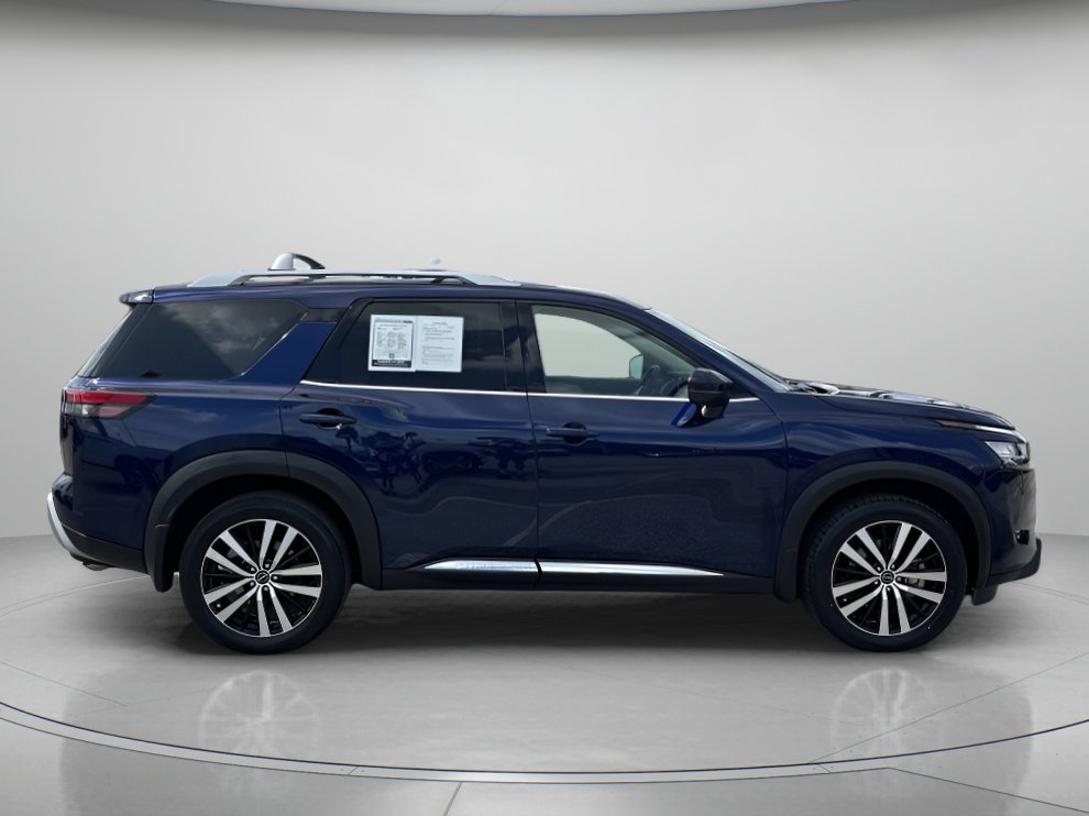 Used 2023 Nissan Pathfinder Platinum image 2
