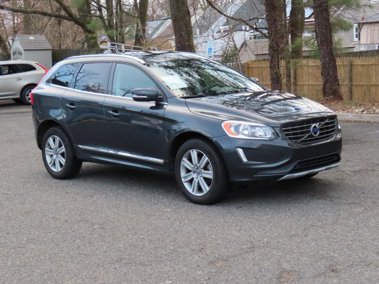Used 2016 Volvo XC60 T6 w/ Protection Package image 2