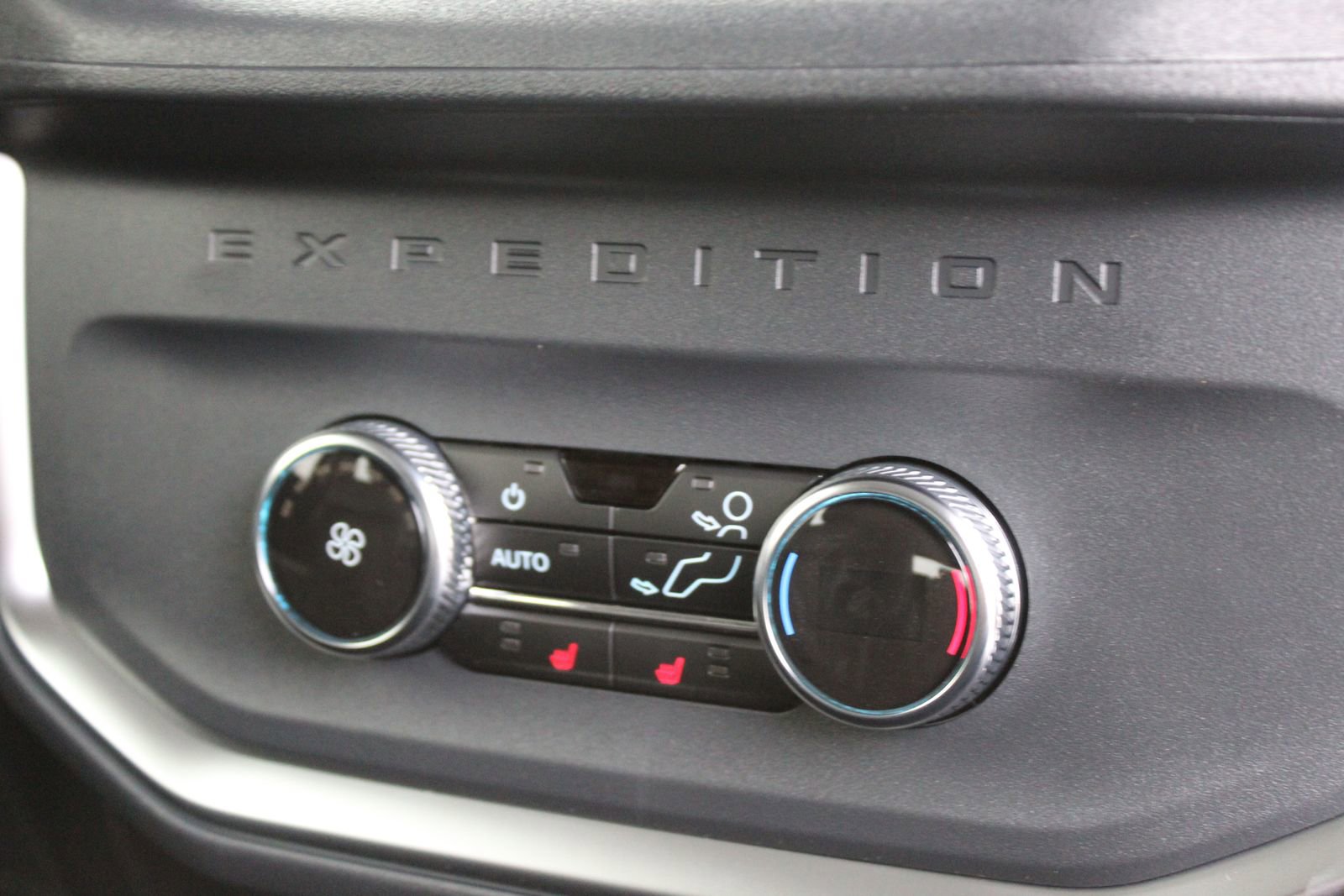 New 2025 Ford Expedition Max Platinum w/ Driver's Package image 16