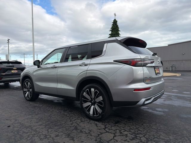 Used 2025 Mitsubishi Outlander SE image 5