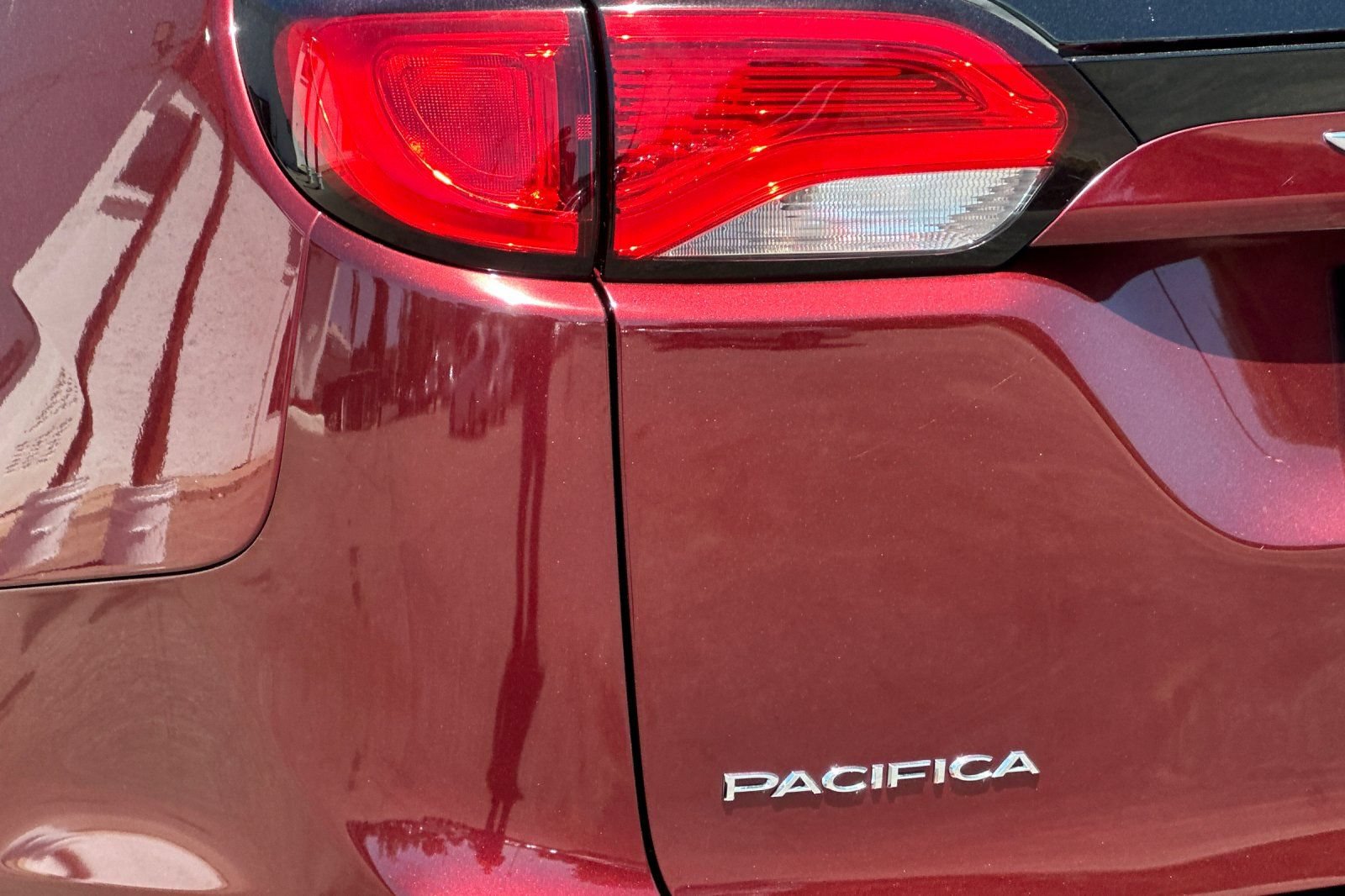 Used 2018 Chrysler Pacifica Limited FWD image 30