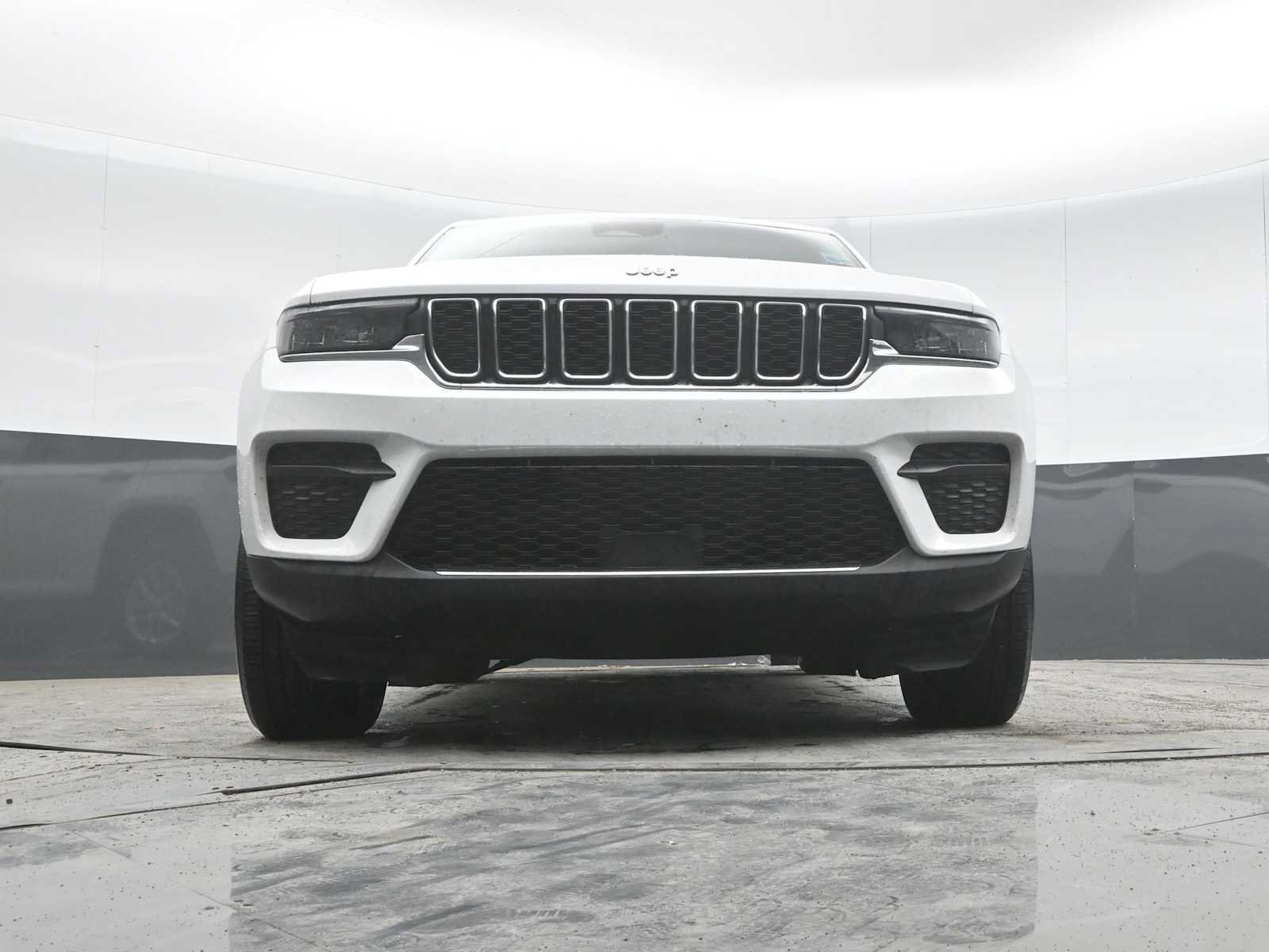Used 2023 Jeep Grand Cherokee Laredo AWD/4WD image 27