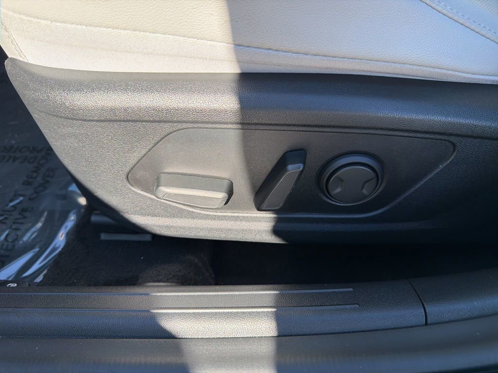 Used 2023 Hyundai Elantra Limited image 18