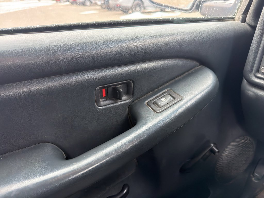 Used 2001 Chevrolet Silverado 1500 4x4 Extended Cab w/ Firm Ride Suspension Pkg image 11