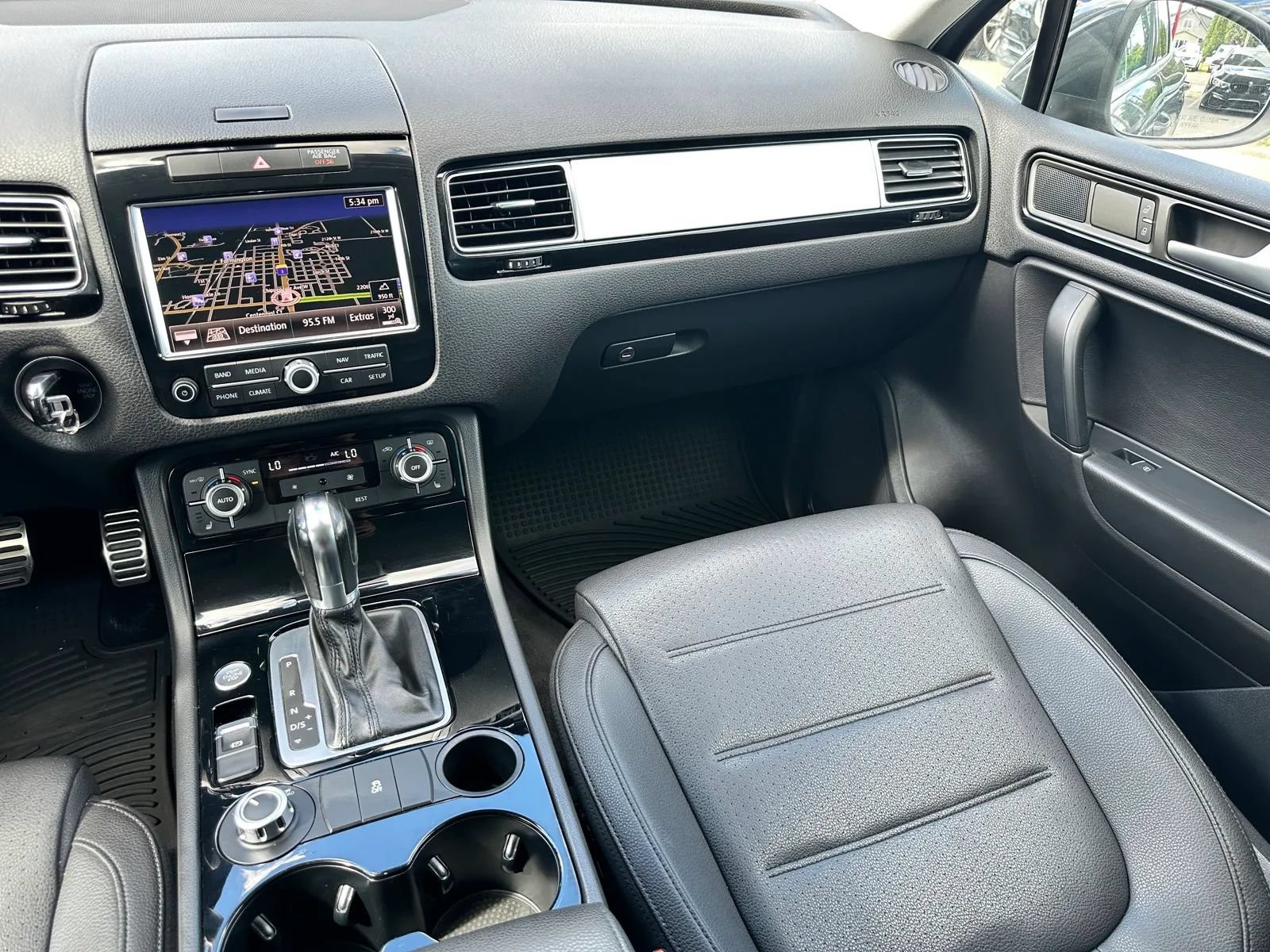 Used 2014 Volkswagen Touareg Sport AWD/4WD image 13