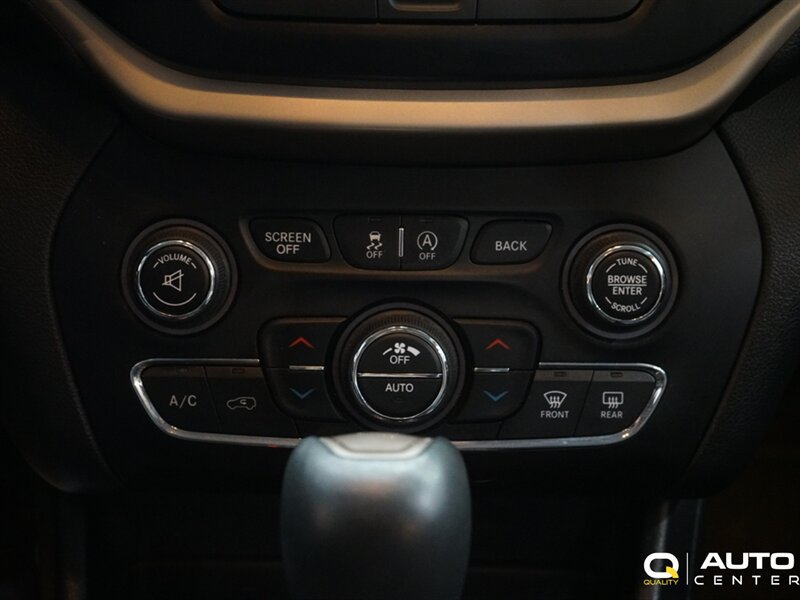 Used 2017 Jeep Cherokee Limited AWD/4WD image 16