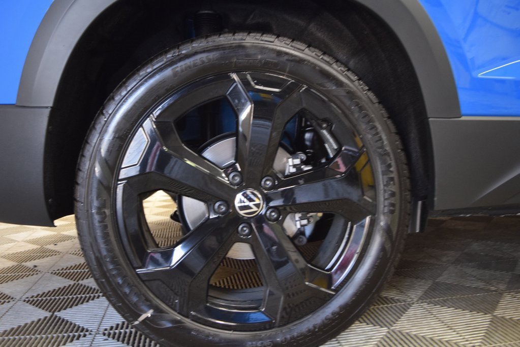 New 2025 Volkswagen Taos SEL image 11