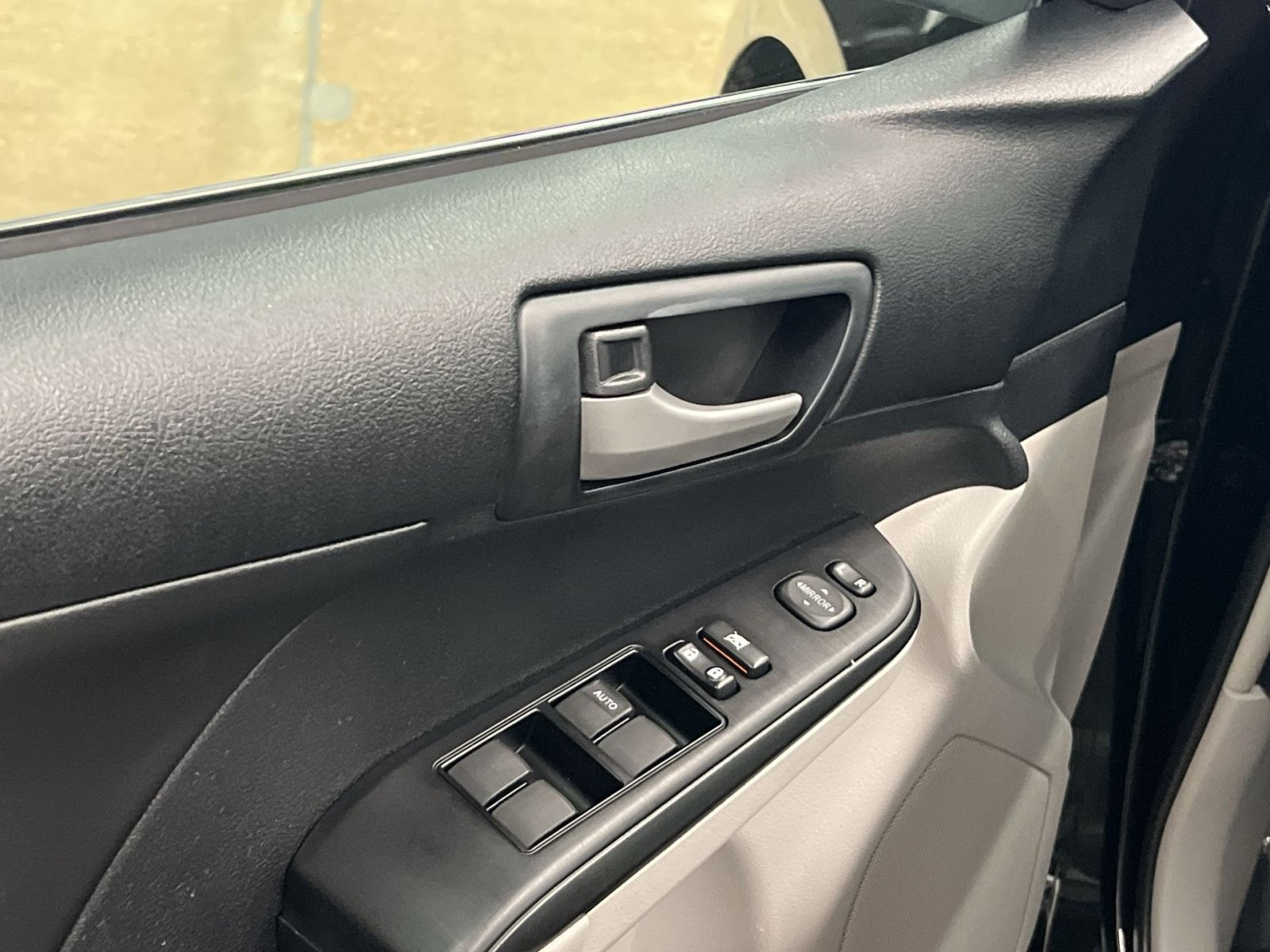 Used 2014 Toyota Camry LE w/ Moonroof Package FWD image 11