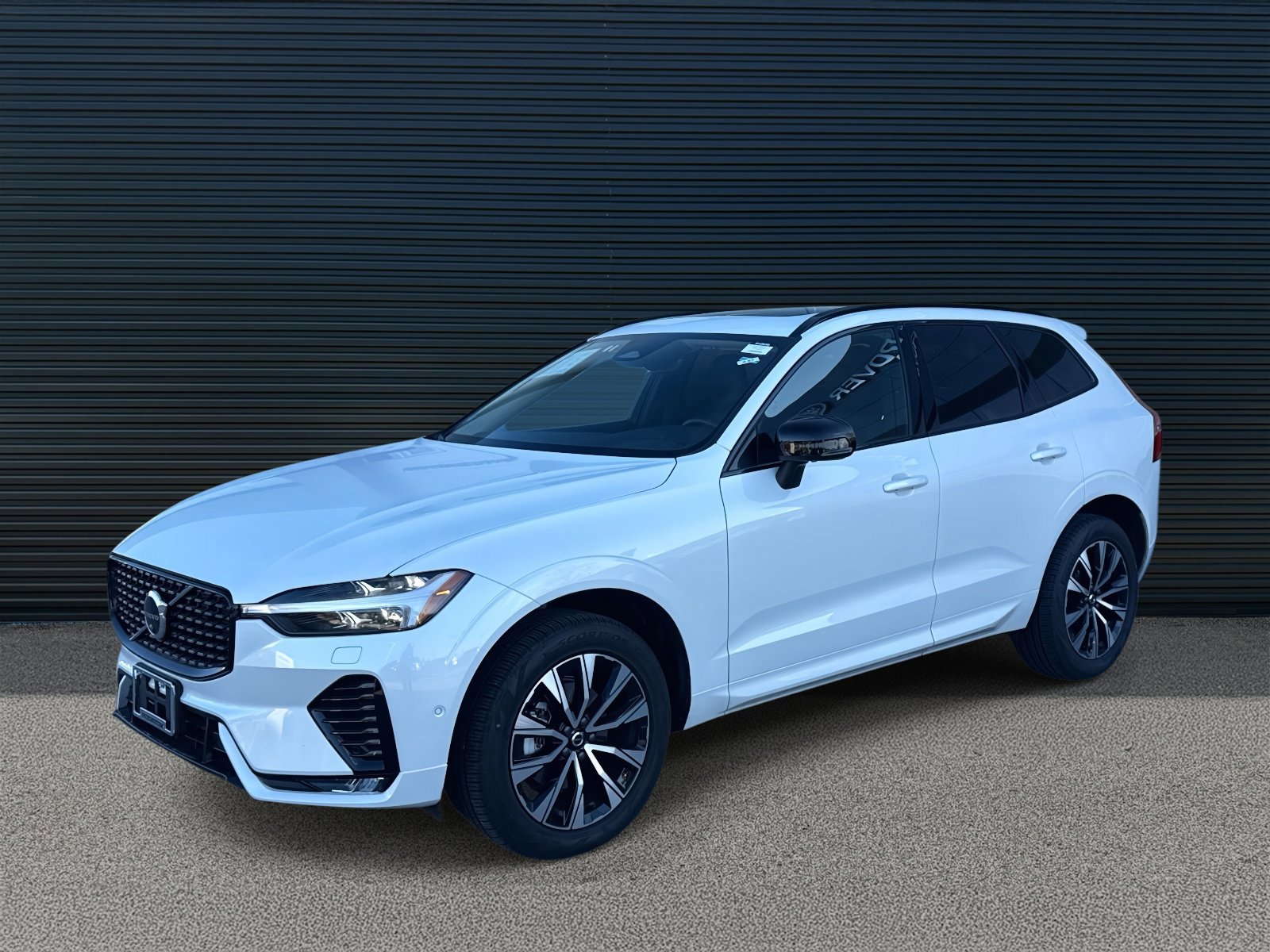 Used 2025 Volvo XC60 B5 Plus image 1