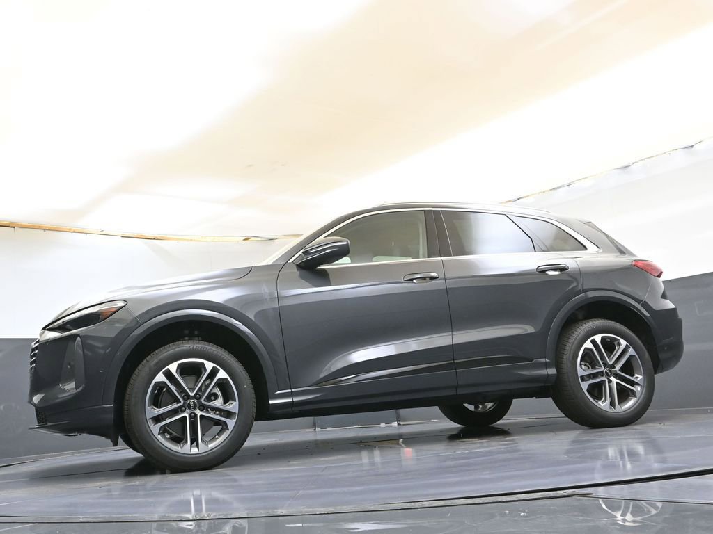 Used 2025 Audi Q5 Premium w/ Convenience Package image 35