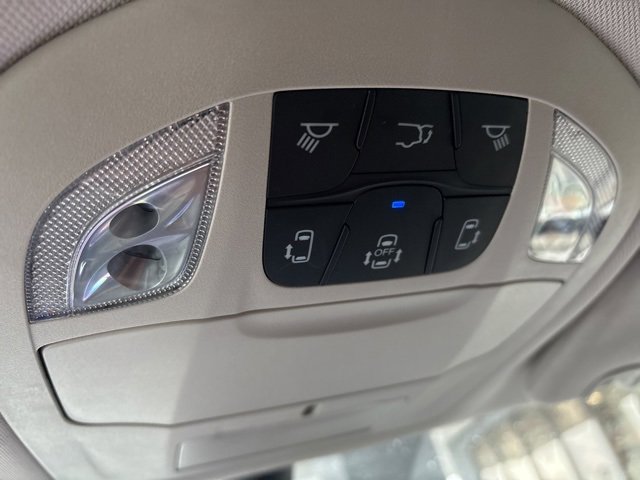 Used 2024 Chrysler Pacifica Touring-L image 12