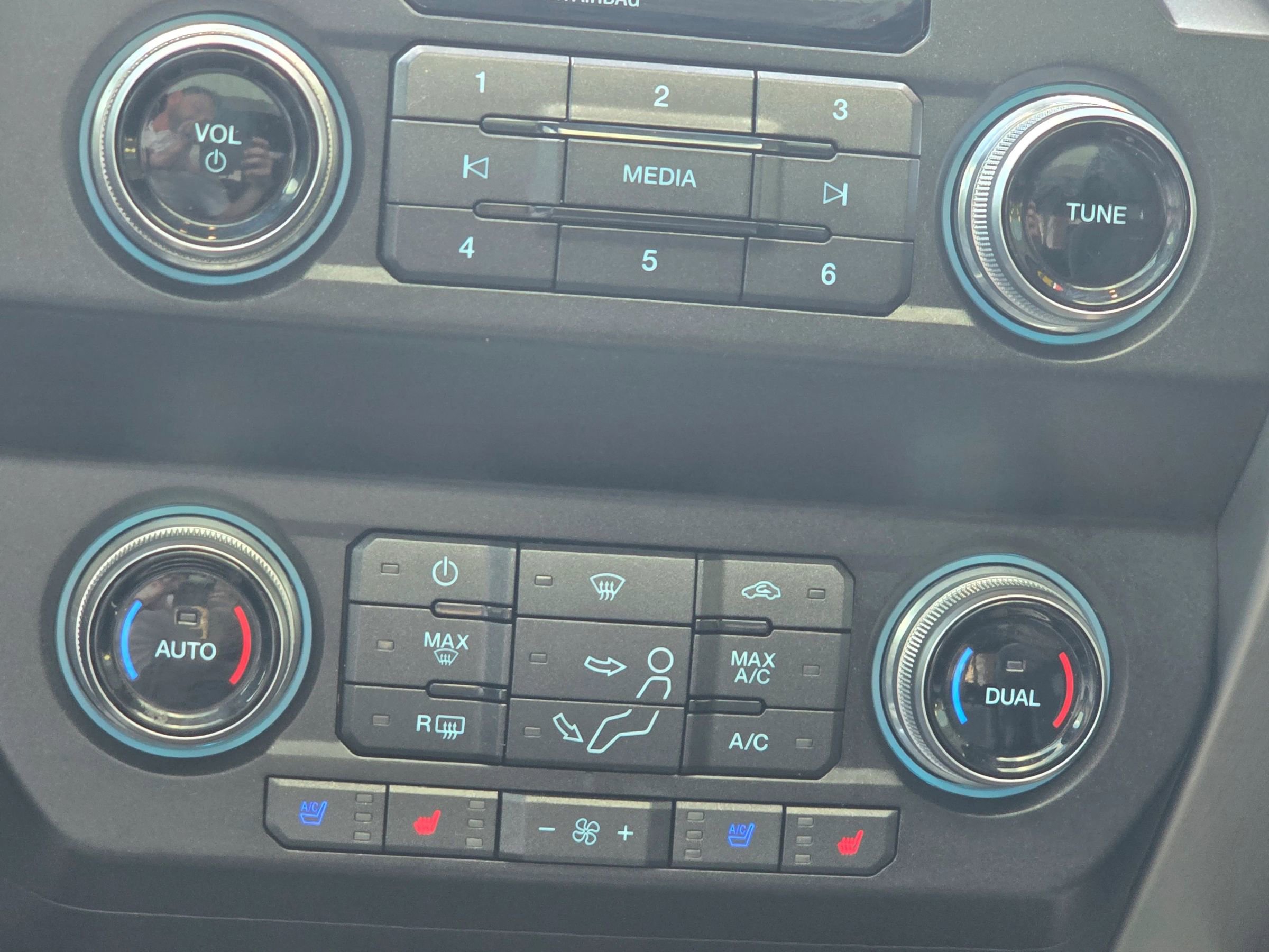 Used 2019 Ford F250 Platinum w/ Platinum Ultimate Package AWD/4WD image 36