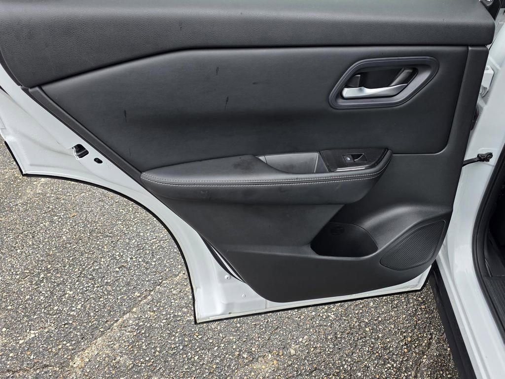 Used 2024 Nissan Rogue SV FWD image 30
