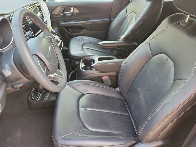 Used 2025 Chrysler Pacifica Select image 10