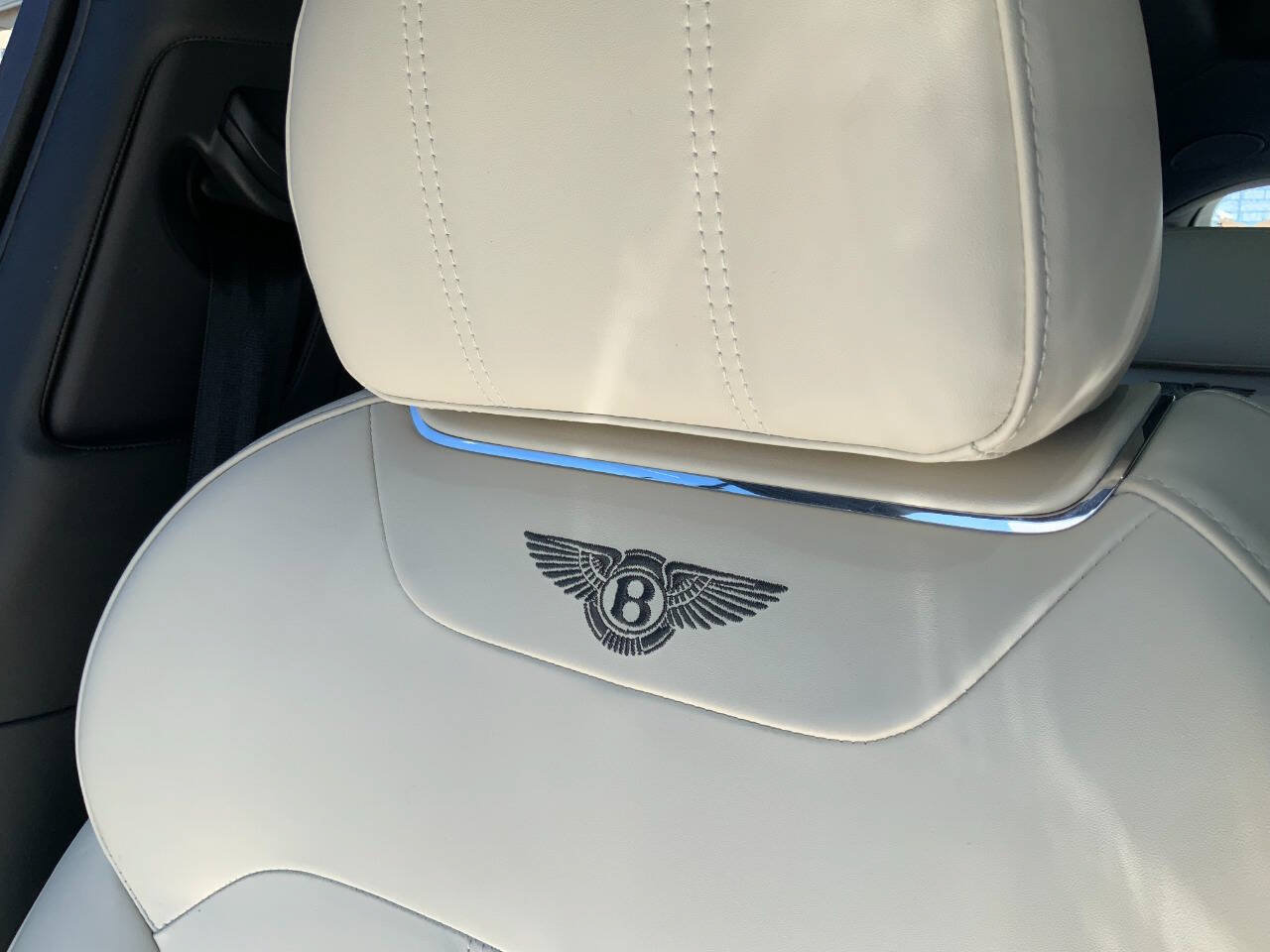 Used 2019 Bentley Bentayga AWD/4WD image 23