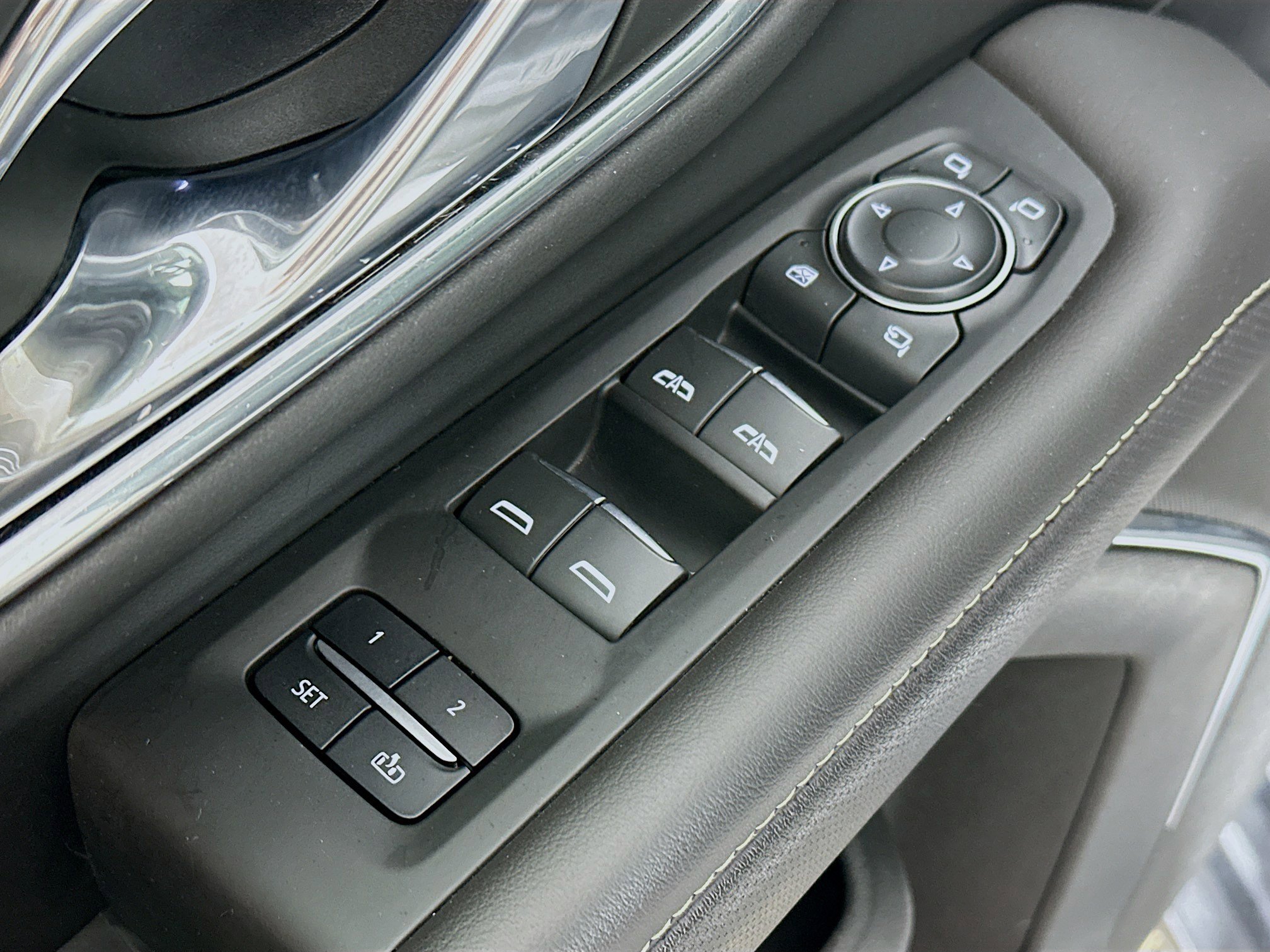 Used 2023 Chevrolet Suburban Premier image 18