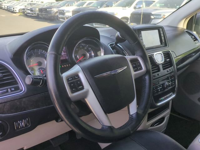 Used 2015 Chrysler Town & Country Touring w/ Driver Convenience Group image 31