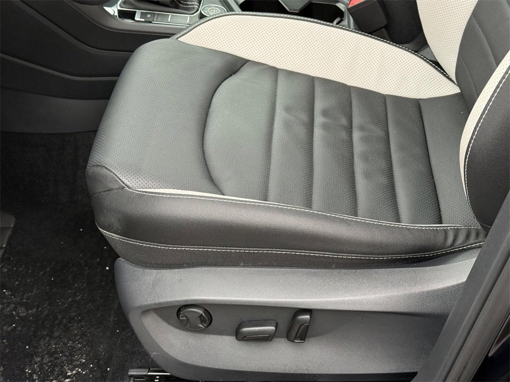 Certified 2025 Volkswagen Taos SEL image 22