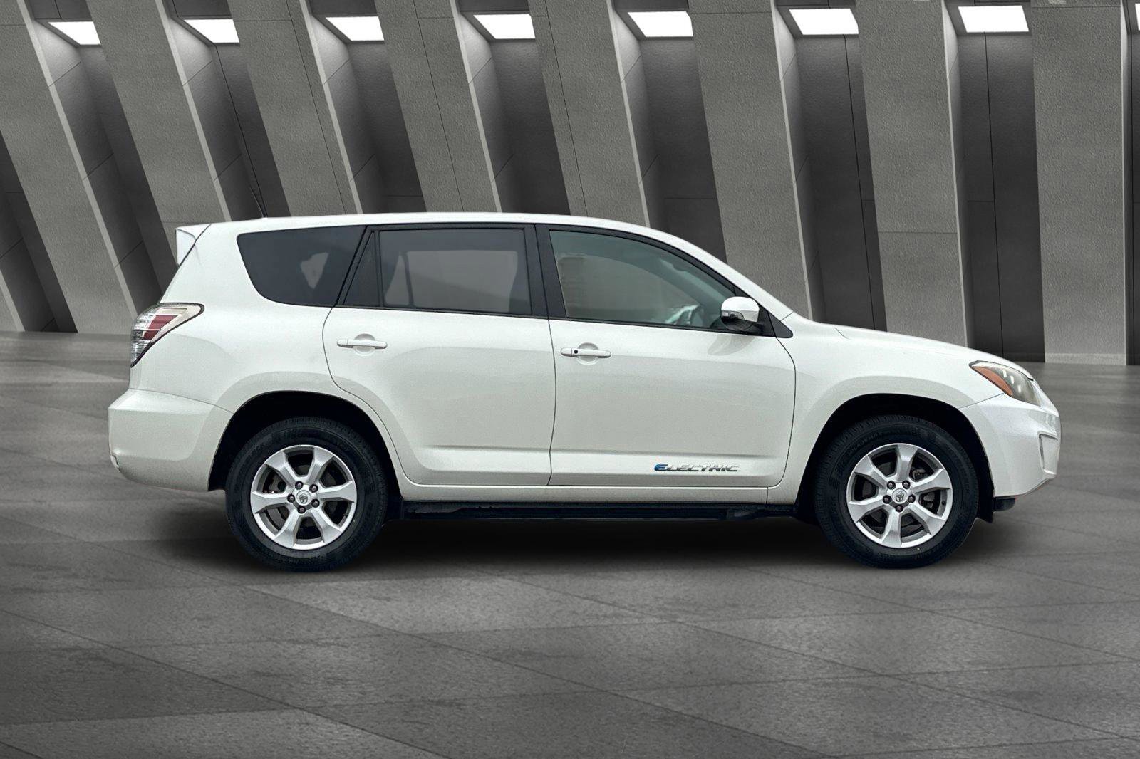 Used 2014 Toyota RAV4 EV image 3