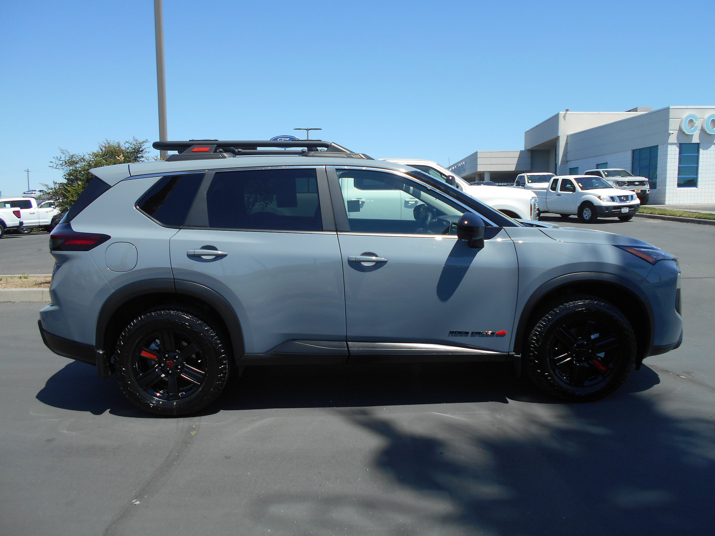 Used 2025 Nissan Rogue SV AWD/4WD image 3