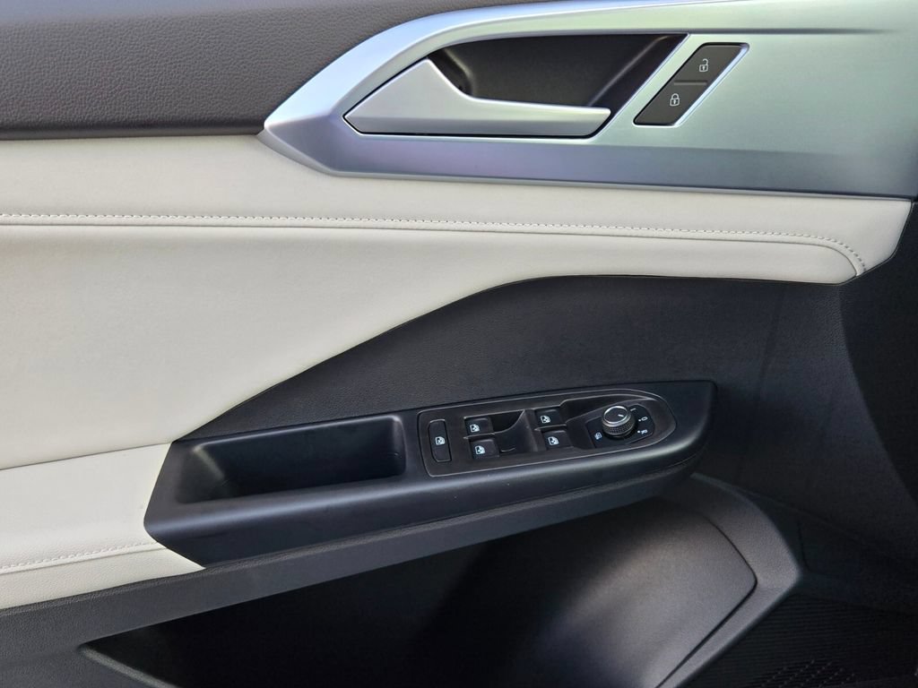 New 2026 Volkswagen Taos SE FWD image 12
