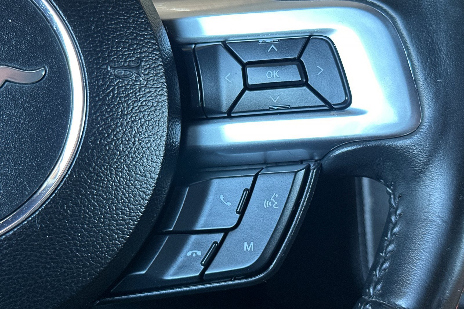Used 2018 Ford Mustang Coupe RWD image 25