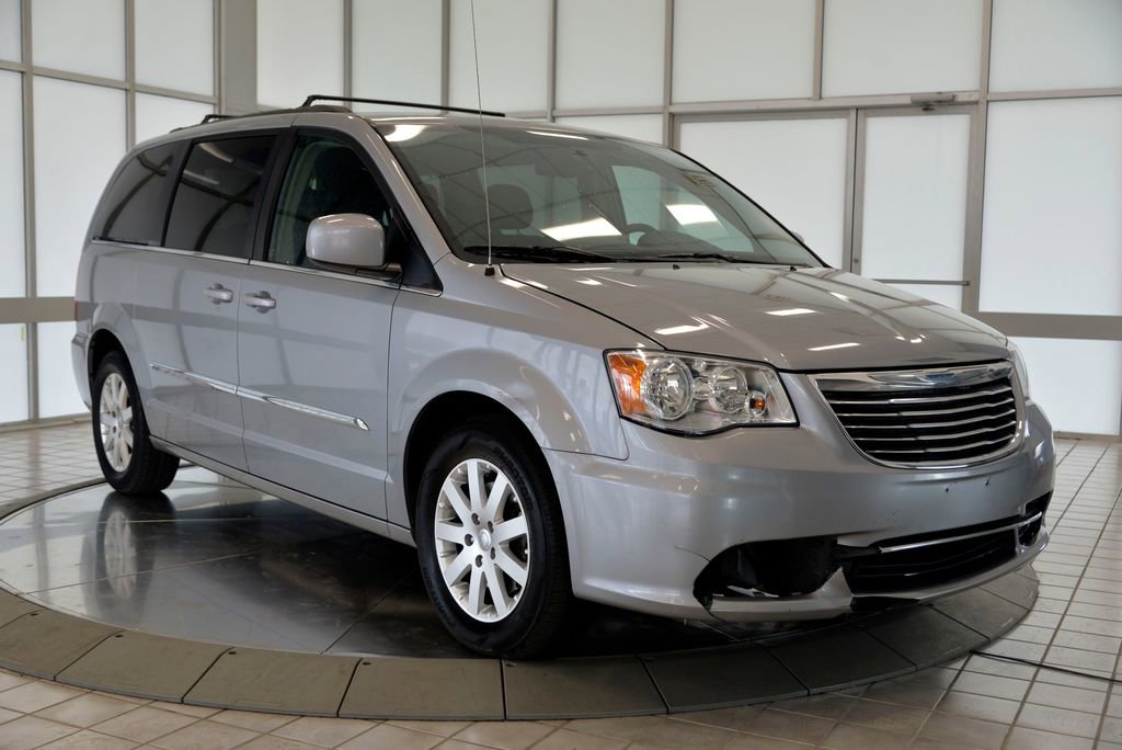 Used 2015 Chrysler Town & Country Touring FWD image 2