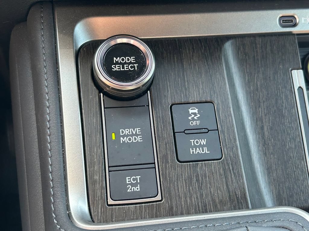 Used 2025 Lexus GX 550 w/ Accessory Package (2T) AWD/4WD image 34