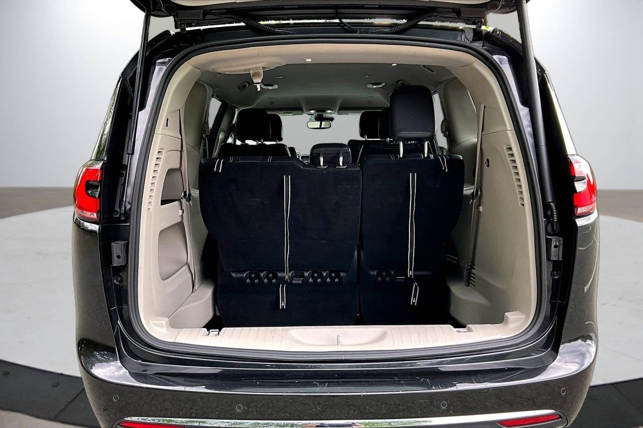 Used 2022 Chrysler Pacifica Touring-L FWD image 25