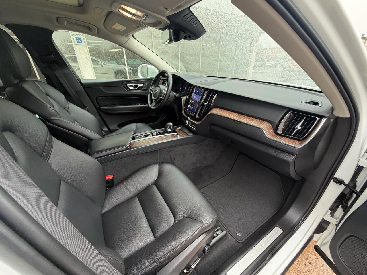 Used 2022 Volvo XC60 B5 Momentum AWD/4WD image 22