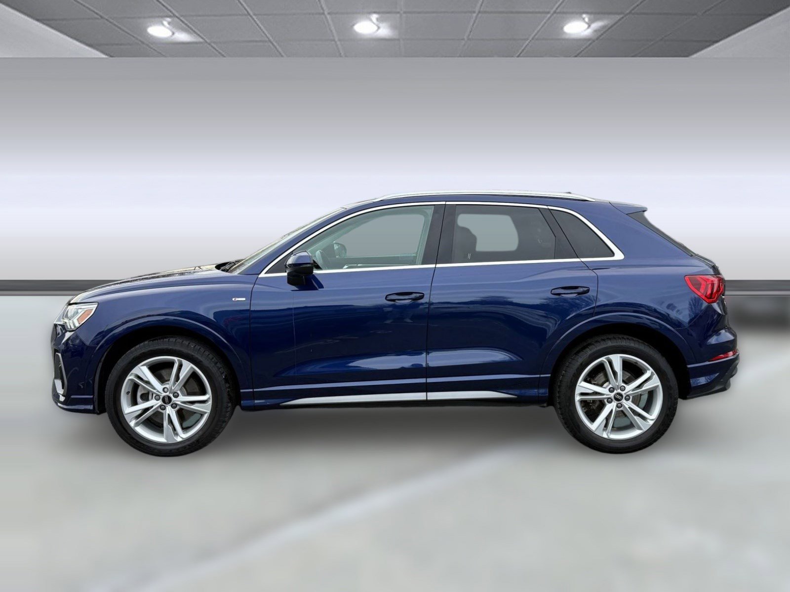 Used 2023 Audi Q3 2.0T Premium w/ Convenience Package image 2