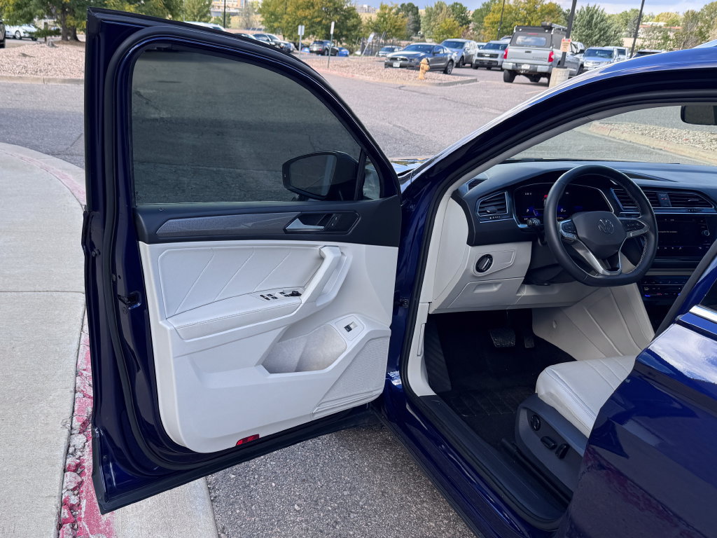 Used 2022 Volkswagen Tiguan SE w/ Panoramic Sunroof Package AWD/4WD image 16