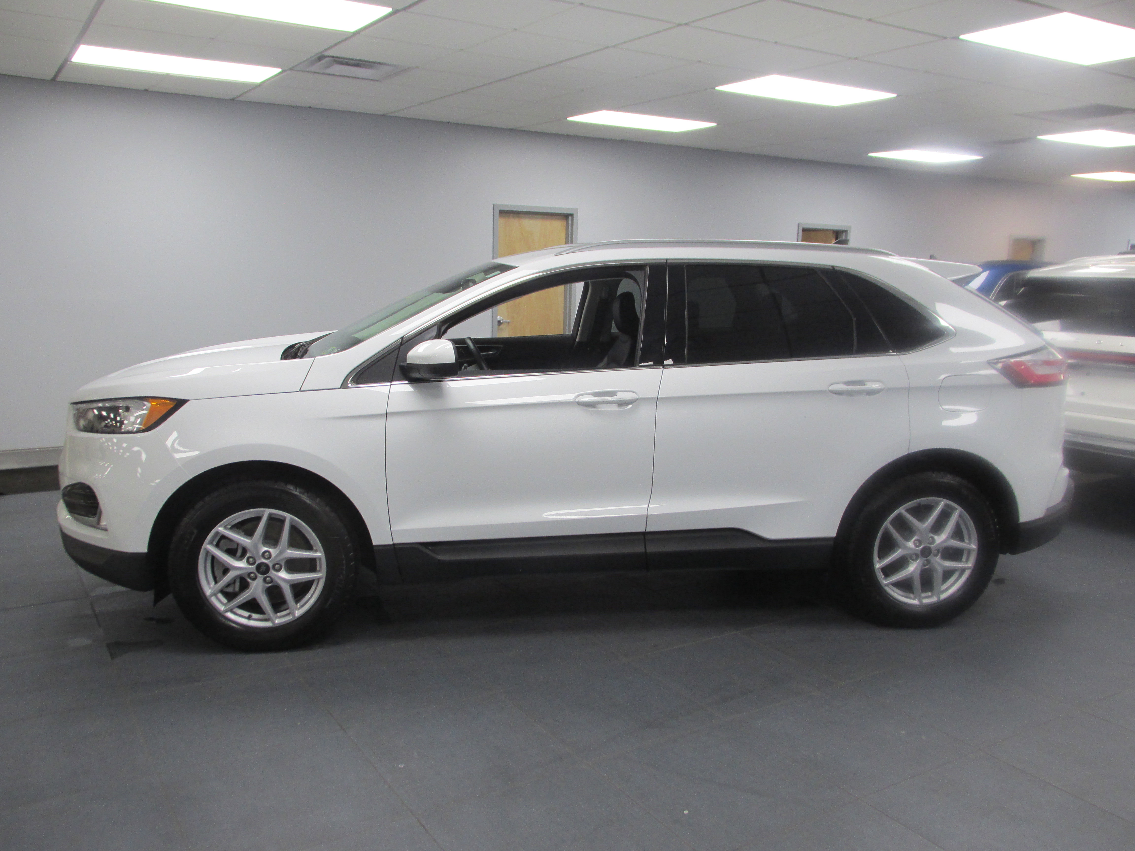 Used 2023 Ford Edge SEL w/ Convenience Package image 7