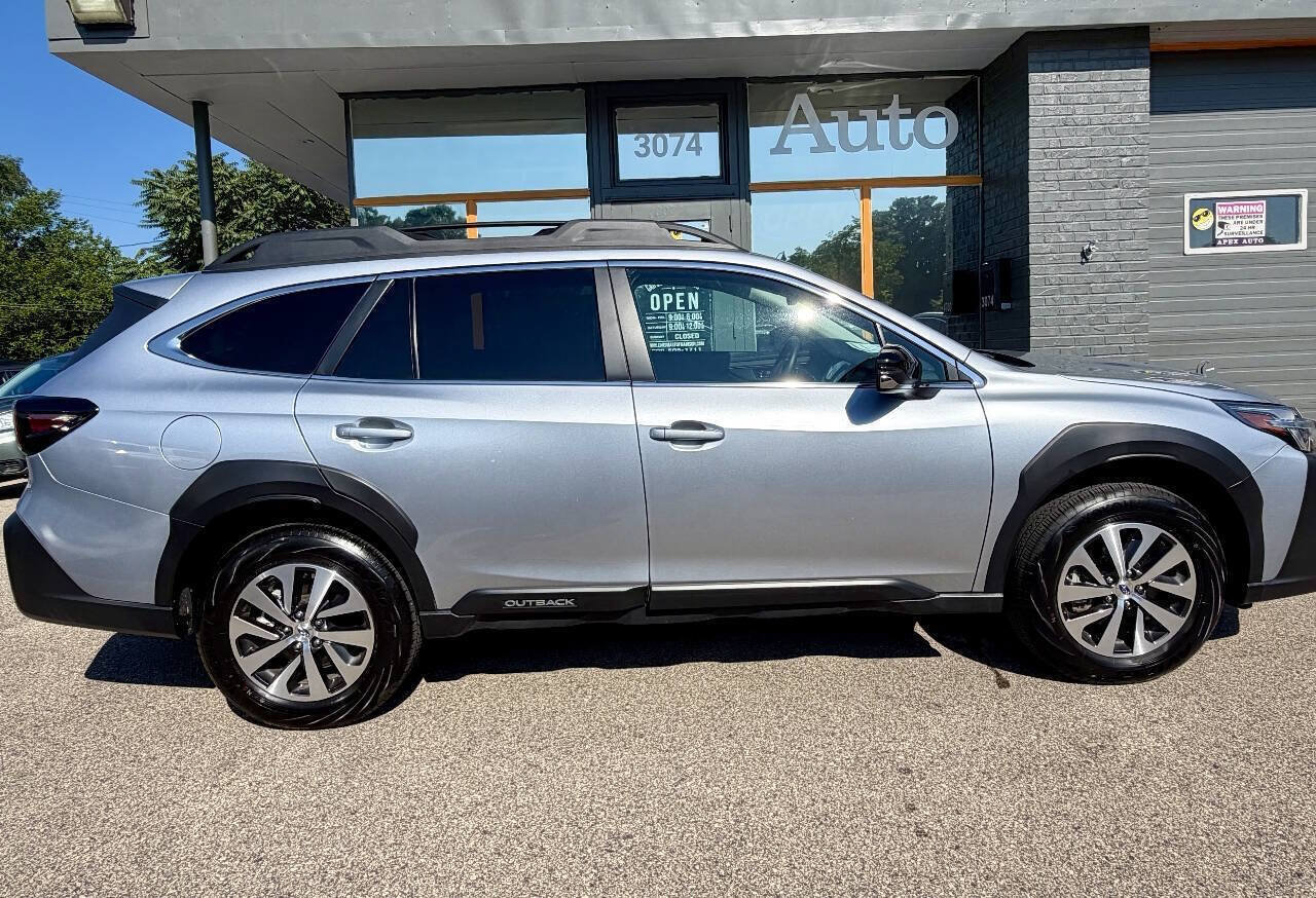 Used 2025 Subaru Outback Premium AWD/4WD image 2