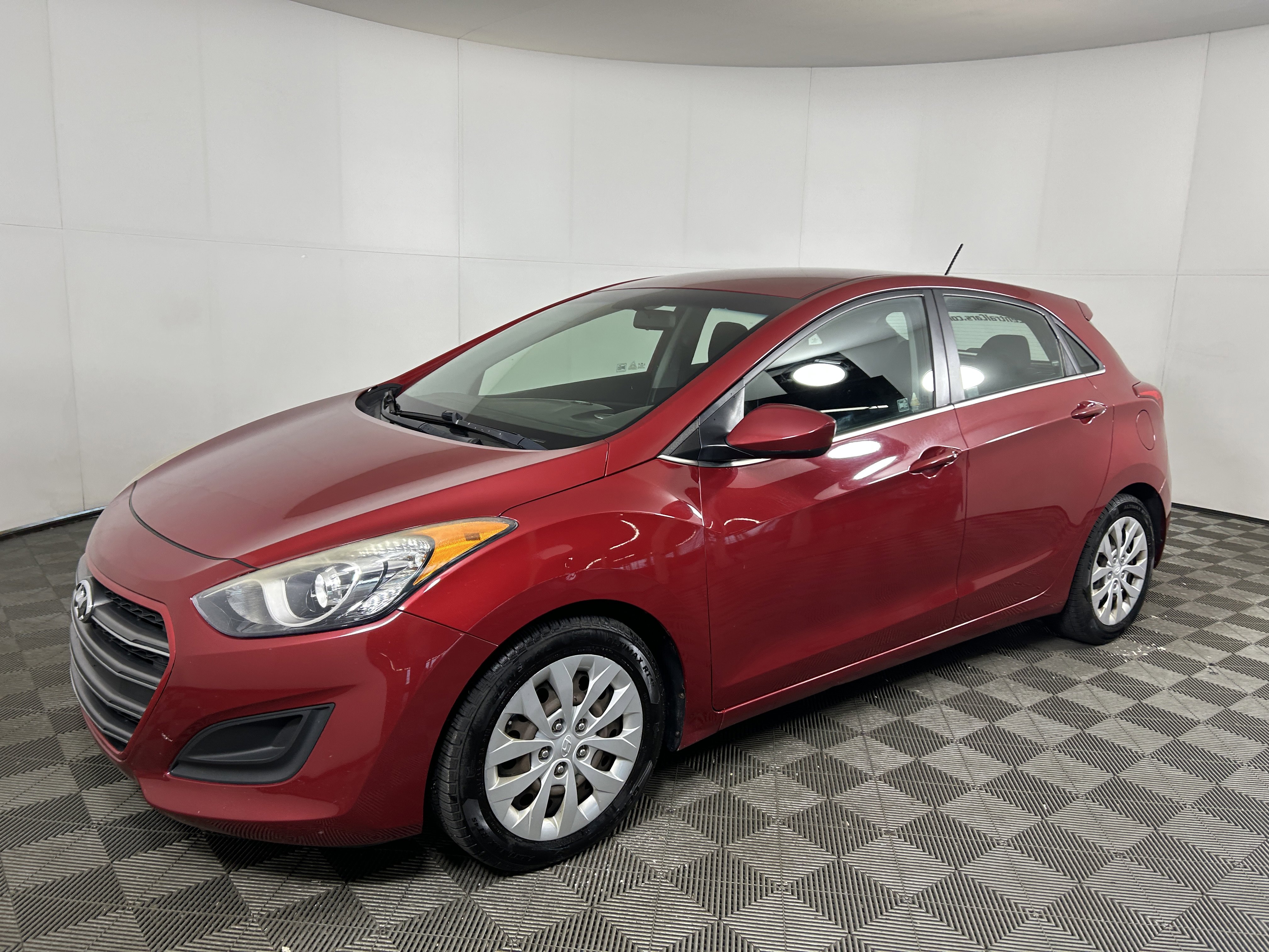 Used 2016 Hyundai Elantra GT image 1