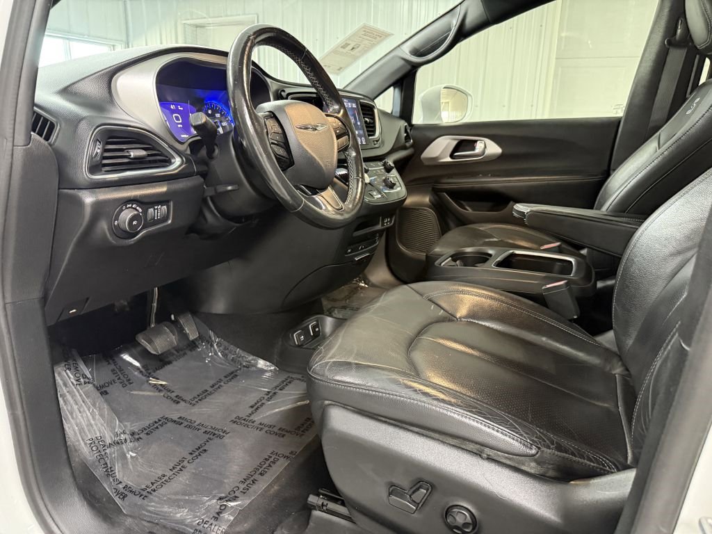Used 2019 Chrysler Pacifica Touring-L Plus w/ S Appearance Package image 8