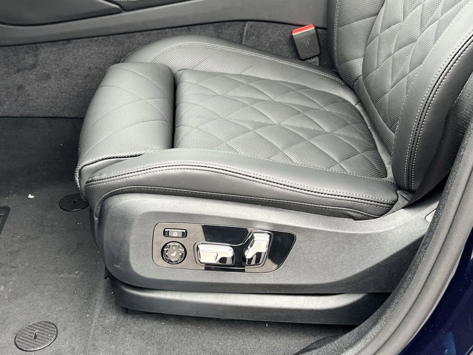 New 2026 BMW X6 M60i image 11