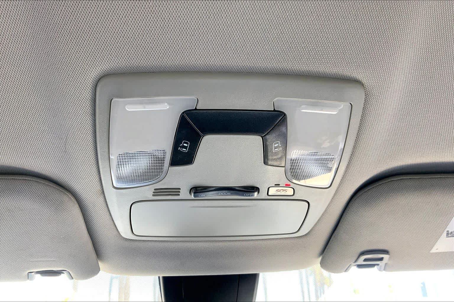 Used 2018 Toyota Sienna LE w/ Carpet Mat Package FWD image 31