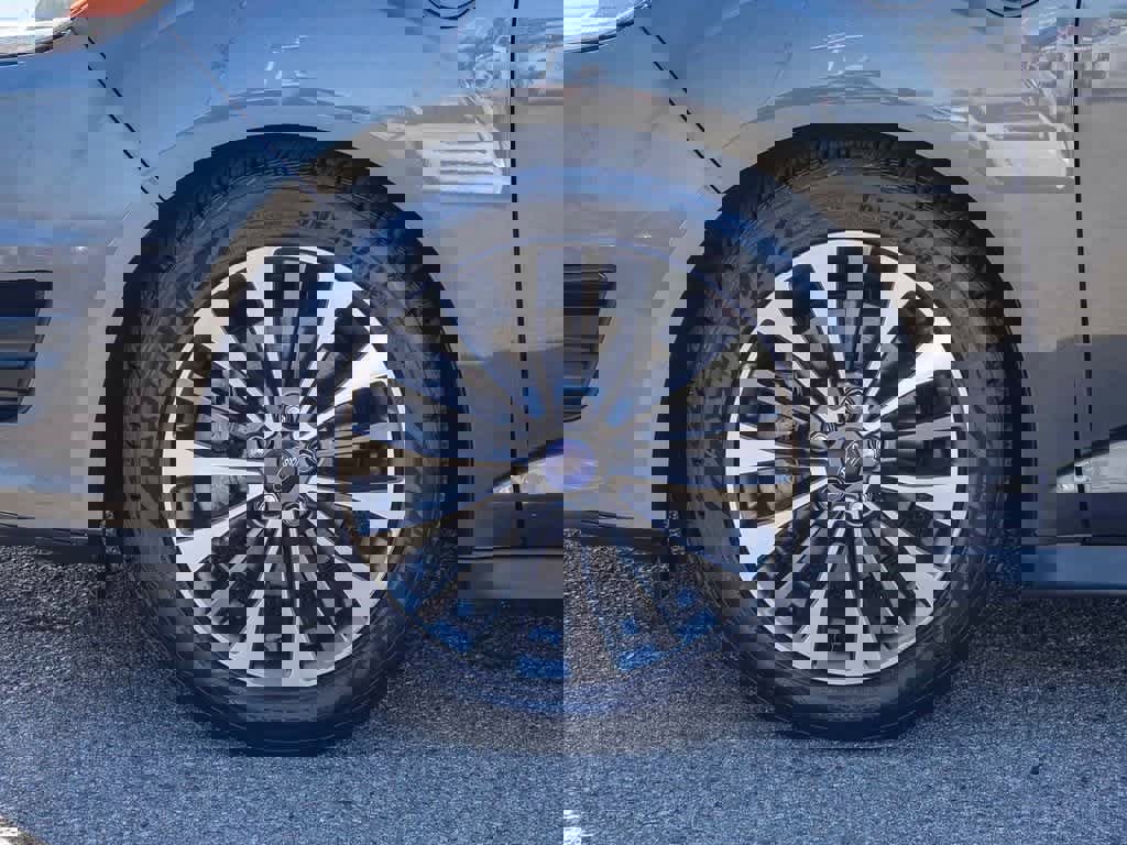 Used 2017 Ford C-MAX Energi Titanium image 10