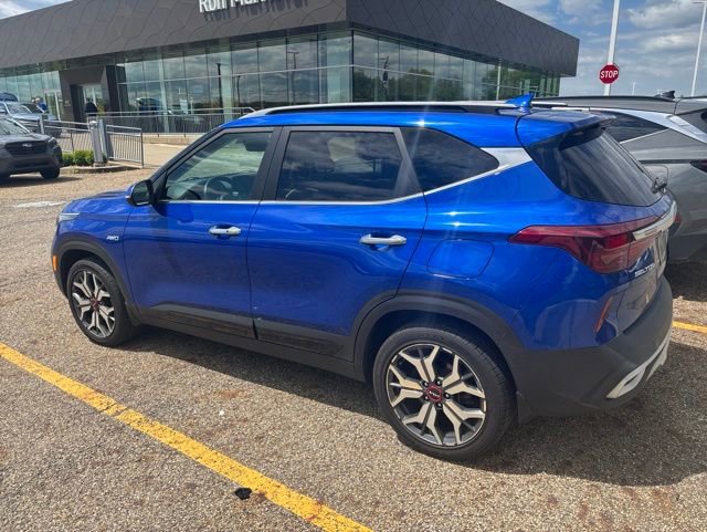 Used 2022 Kia Seltos SX w/ Sunroof Package AWD/4WD image 2