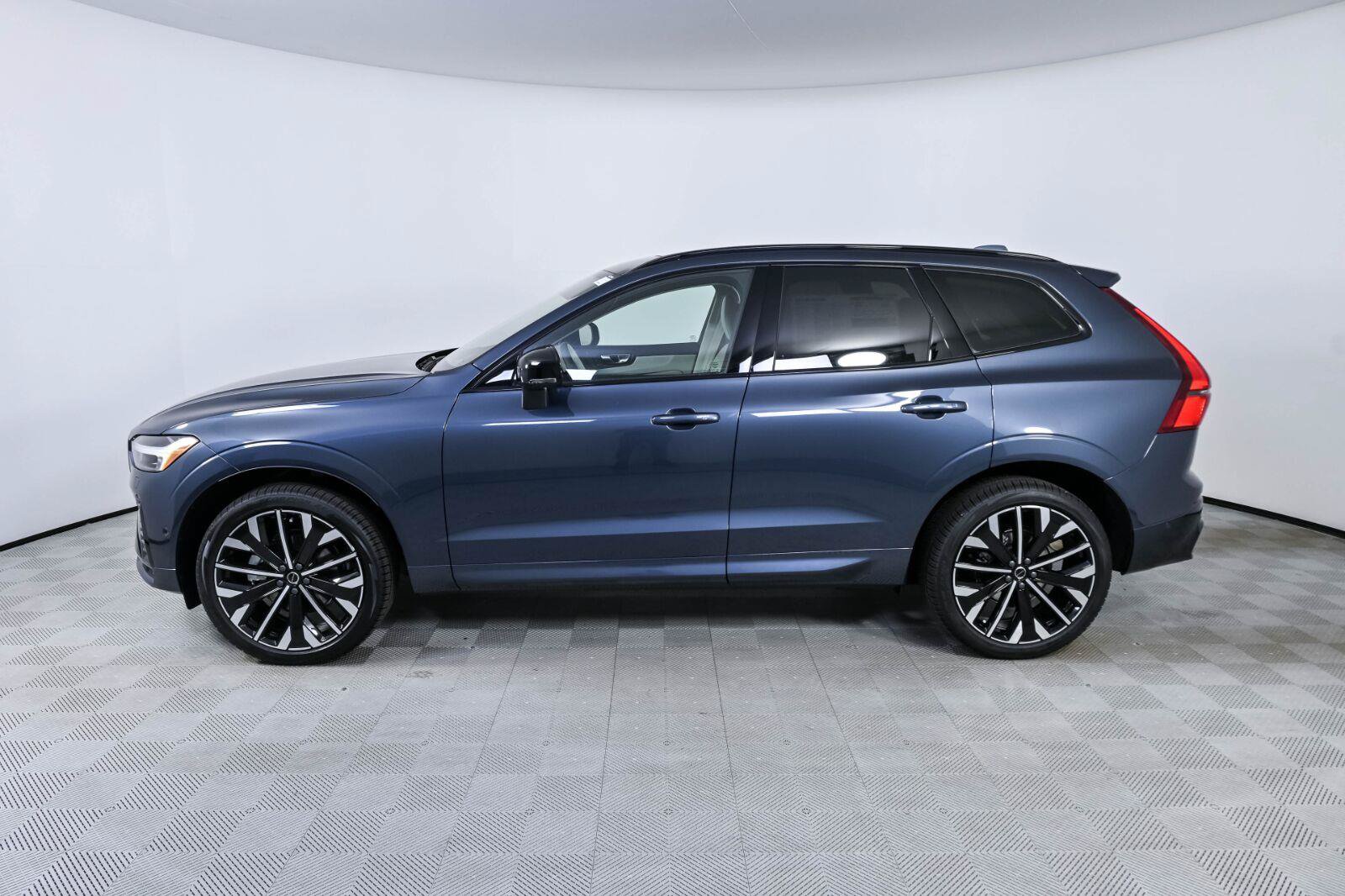 New 2027 Volvo XC60 B5 Ultra AWD/4WD image 2