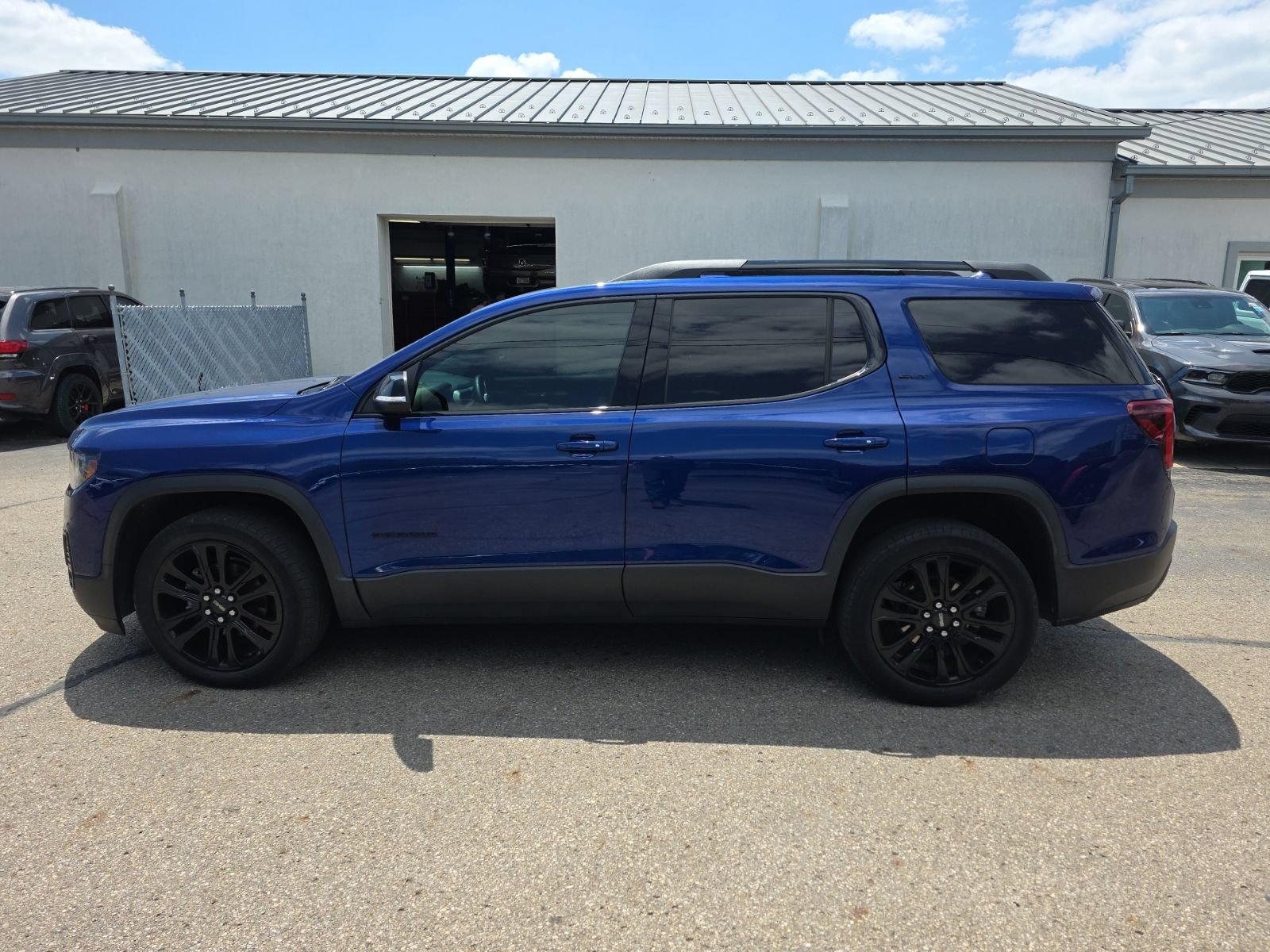 Used 2023 GMC Acadia SLT w/ Elevation Edition AWD/4WD image 6
