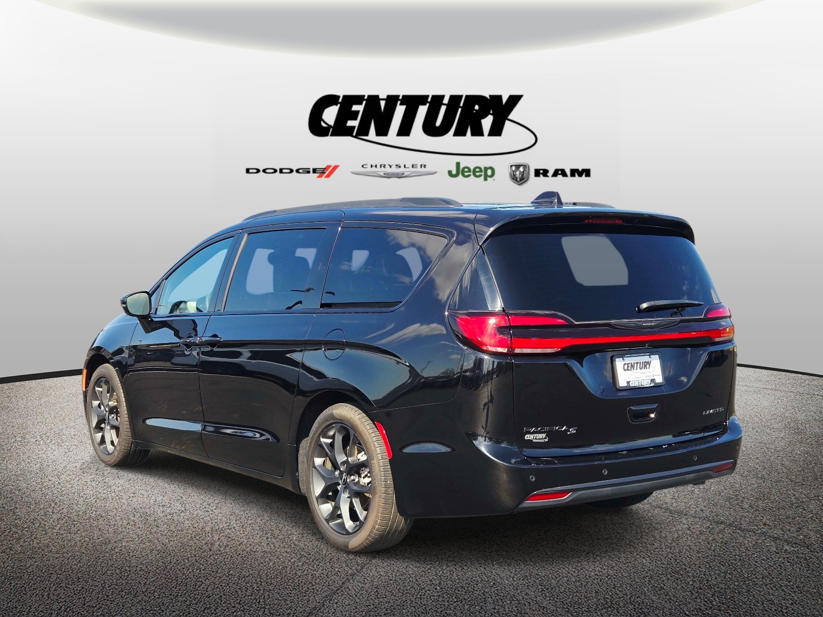 Used 2024 Chrysler Pacifica Limited w/ S Appearance Package FWD image 6